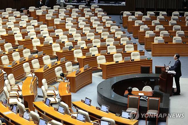 정부조직법 수정안 필리버스터 돌입...텅빈 의원석 (서울=연합뉴스) 김주성 기자 = 국민의힘 박수민 의원이 25일 국회 본회의에서 정부조직법 수정안에 대한 필리버스터(무제한 토론을 통한 합법적 의사진행 방해)를 하고 있다. 필리버스터가 시작되자 대부분 의원들이 자리를 떠나 의원석이 비어 있다.  2025.9.25 utzza@yna.co.kr