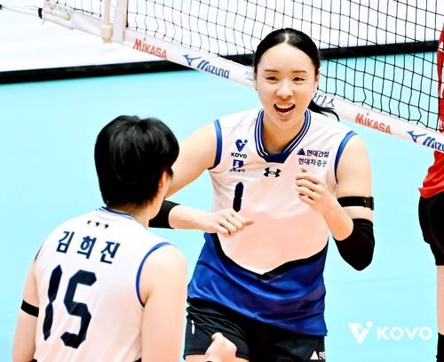 밝게 웃는 이예림 (서울=연합뉴스) 현대건설 이예림이 25일 전남 여수 진남체육관에서 열린 2025 여수·NH농협컵 프로배구대회(컵대회) 여자부 페퍼저축은행과 경기에서 득점한 뒤 환하게 웃고 있다. [한국배구
연맹 제공. 재판매 및 DB금지]