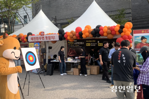 26일 수원화성박물관 부설주차장에서 열린 제29회 수원음식문화박람회. 시민들이 각 부스를 돌며 축제를 만끽하고 있다. 2025.9.26 /유혜연기자 pi@kyeongin.com