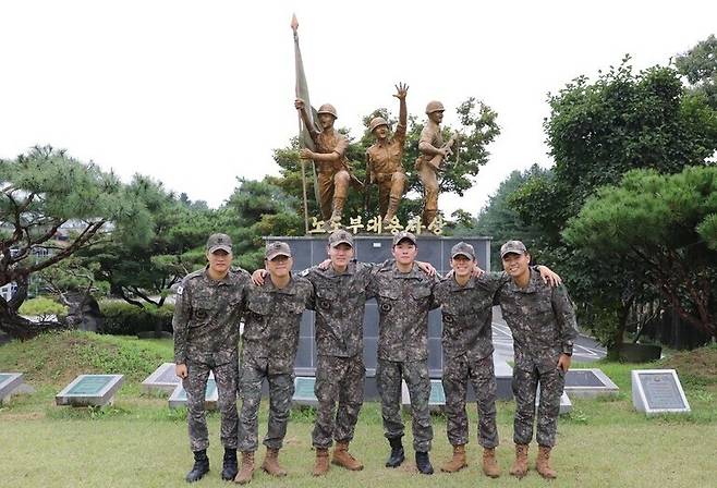 ▲ 육군 제2신속대응사단 봉사동아리 장병들이 환하게 웃고 있다. /사진제공=육군 제2신속대응사단