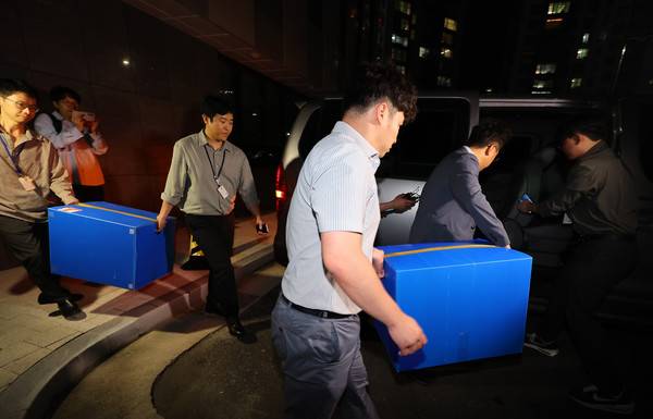 갯벌에 고립된 노인을 혼자서 구하려다가 숨진 해양경찰관 이재석 경사 순직 사고에 대해 수사 중인 검찰 수사관들이 18일 오후 인천 서구 인천해양경찰서 청사 압수수색을 마친 뒤 압수품을 옮기고 있다. [사진 = 연합뉴스]