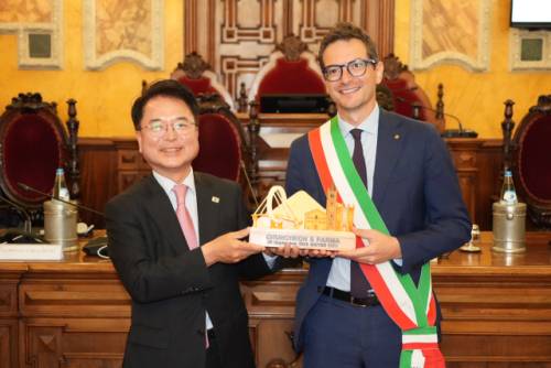 ◇육동한 춘천시장은 25일(현지 시간) 이탈리아 파르마시청에서 미켈레 구에르라 파르마 시장을 만나 자매 도시 협약을 맺었다. 육동한 시장과 미켈레 구에르라 파르마 시장이 춘천대교와 파르마 두오모 성당을 표현한 작품을 함께 들고 있다.