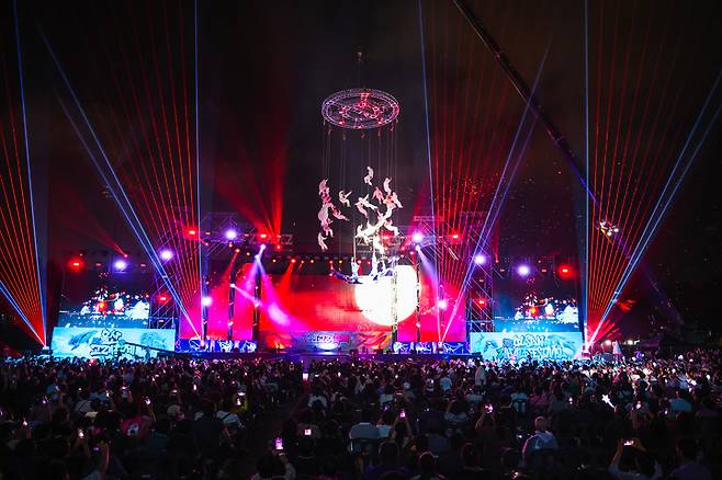 '2025 울산고래축제' 개막식이 '고래의 선물'이라는 주제로 25일 울산 남구 장생포 다목적구장 내 고래극장에서 개최된 가운데 대형 크레인과 와이어를 이용한 화려한 공중퍼포먼스가 펼쳐지고 있다. 이수화 기자