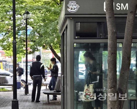 ▲ 25일 찾은 남구 삼산동 울산시외버스터미널 바로 옆에 위치한 이동노동자쉼터. 흡연부스가 바로 옆에 있음에도 밖에서 담배를 피고 있다.