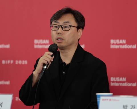 부산국제영화제 정한석 집행위원장이 26일 오전 부산 해운대구 영화의전당에서 열린 결산 기자회견에 참석해 포즈를 취하고 있다. 이지원 인턴기자