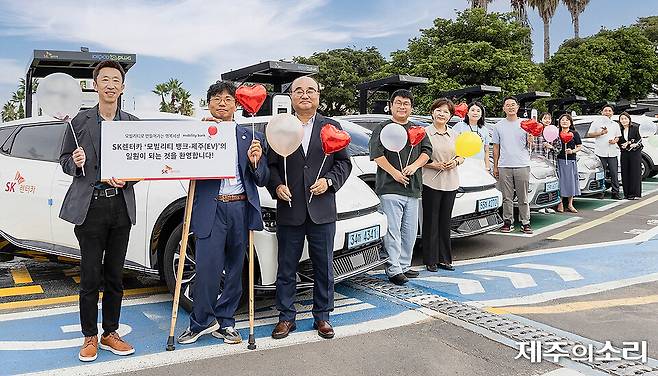 25일 SK렌터카 제주지점에서 열린 2025 모빌리티 뱅크 제주 차량 전달식 모습. 왼쪽부터 장봉걸 SK렌터카 지속경영실장, 최성두 제주도청 복지정책과장, 김성건 제주특별자치도 사회복지협의회 사무처장 및 아가곱드래, 제주원광재가노인복지센터, 제주아이돌봄광역지원센터, 제주자립지원전담기관 관계자. [사진제공-SK렌터카]