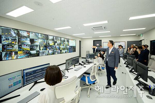 서귀포시 통합주차관제센터 점검을 하고 있는 오순문 서귀포시장 (사진=서귀포시)