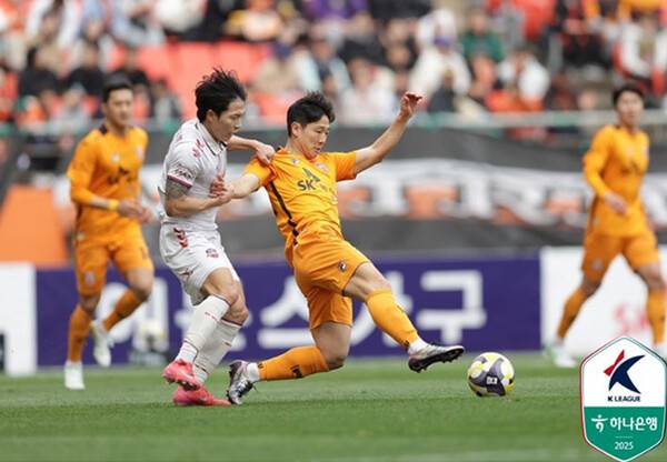 3월 30일 오후 제주월드컵경기장에서 열린 제주SK와 수원FC의 경기에서 양팀 선수들이 경합하고 있다 (사진=한국프로축구연맹)