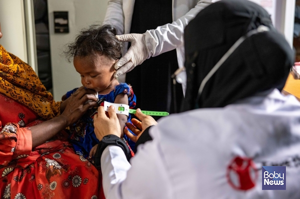 예멘 분쟁 지역에서 영양실조 치료를 받고 있는 9개월 아동 아말(가명).&nbsp;ⓒ세이브더칠드런