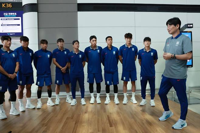2025 FIFA U-20 월드컵에 출전하는 남자축구 대표팀 이창원 감독이 선수들에게 당부의 말을 하고 있다. 사진=연합뉴스