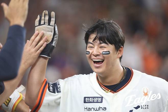 26일 대전 한화생명 볼파크에서 열린 LG 트윈스와 경기에서 7회말 재치있는 주루 플레이로 동점을 만든 뒤 기뻐하는 한화 이글스 노시환