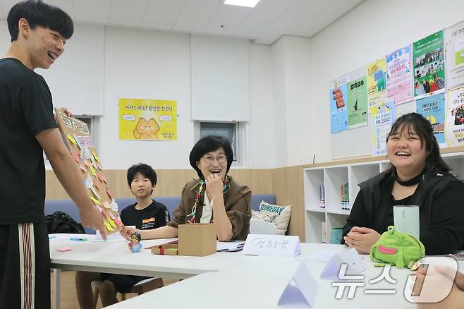 원민경 여성가족부 장관이 서울 노원구 학교밖청소년지원센터(꿈드림센터)를 방문해 청소년들과 대화를 하고 있다. (여성가족부 제공. 재판매 및 DB 금지) 2025.9.25/뉴스1