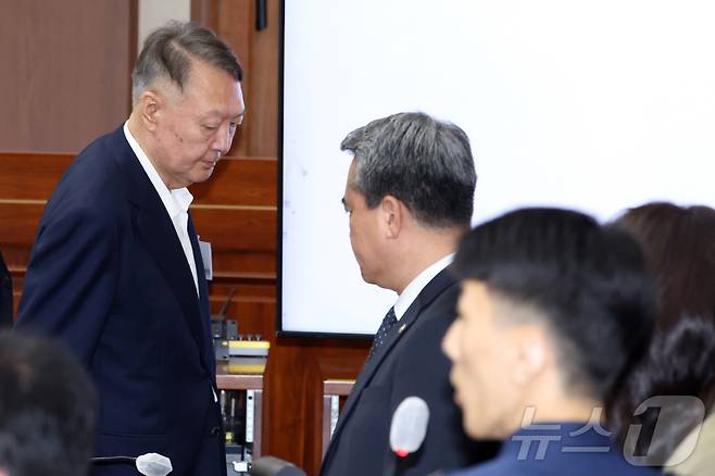 윤석열 전 대통령이 26일 서울 서초구 서울중앙지법에서 열린 특수공무집행방해, 직권남용 권리행사방해 등 혐의 사건 첫 공판에 출석하고 있다. 2025.9.26/뉴스1 ⓒ News1 사진공동취재단