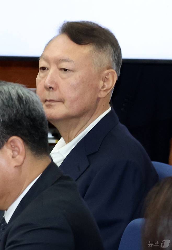 윤석열 전 대통령이 26일 서울 서초구 서울중앙지법에서 열린 특수공무집행방해, 직권남용 권리행사방해 등 혐의 사건 첫 공판에 출석하고 있다. 2025.9.26/뉴스1 ⓒ News1 사진공동취재단