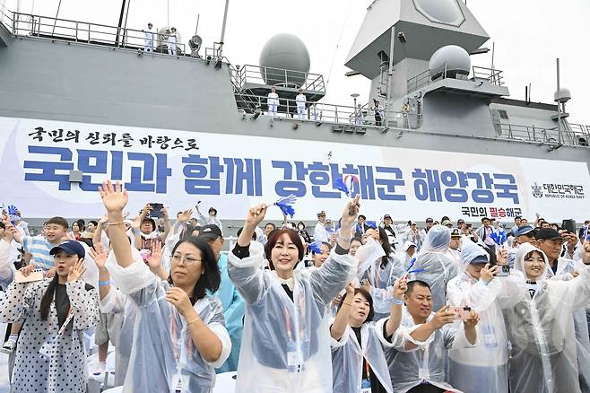 25일 부산 인근 해상에서 개최된 '2025 대한민국해군 관함식'에서 대형수송함 마라도함에 편승한 국민 참여단이 해군 함정들이 실시하는 해상사열을 관람하고 있다.(해군 제공)