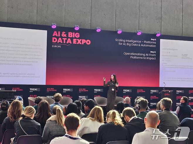25일(현지시각) 네덜란드 암스테르담 RAI에서 열린 TechEx Europe에서 타마라 타티안(Tamara Tatian) IBM EMEA 기술 리더십팀 설계자가 발표하고 있다. 2025.9.26/뉴스1