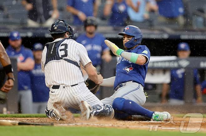 토론토 블루제이스(오른쪽)와 뉴욕 양키스는 아메리칸리그 동부지구 공동 선두에 올라있다. ⓒ AFP=뉴스1