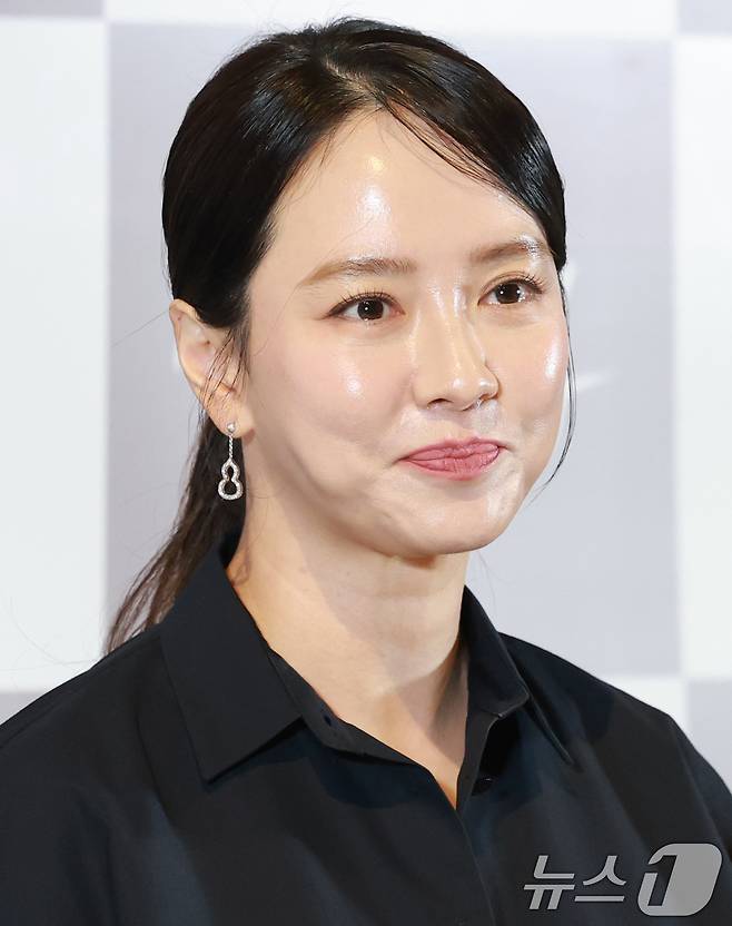 배우 송지효가 26일 서울 용산구 CGV용산아이파크몰에서 열린 영화 ‘만남의 집’ 언론시사회에 참석해 미소를 짓고 있다. '만남의 집'은 15년 차 FM교도관 '태저'의 인생 첫 오지랖이 만든 햇살 같은 인연을 그린 휴먼 드라마다. 2025.9.26/뉴스1 ⓒ News1 권현진 기자