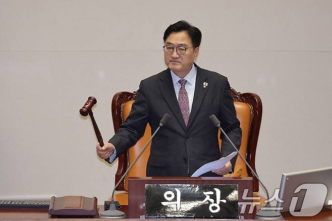 우원식 국회의장이 26일 서울 여의도 국회에서 열린 제429회국회(정기회) 9차 본회의에서 검찰청 폐지를 골자로 한 정부조직법 개정안이 통과되자 의사봉을 두드리고 있다. 2025.9.26/뉴스1 ⓒ News1 신웅수 기자
