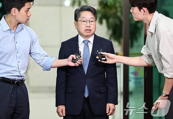 노만석 검찰총장 직무대행이 26일 서울 서초구 대검찰청에서 퇴근하며 검찰청 폐지를 골자로 하는 정부조직법 개정안 국회 본회의 통과에 대한 입장을 밝히고 있다. 2025.9.26/뉴스1 ⓒ News1 김도우 기자
