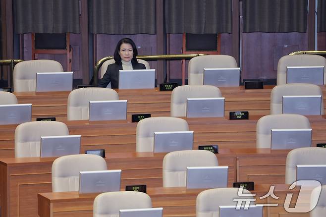 이진숙 방송통신위원장이 26일 서울 여의도 국회에서 열린 제429회 국회(정기회) 9차 본회의에서 방송미디어통신위원회의 설치 및 운영에 관한 법률안(대안)에 대한 최형두 국민의힘 의원의 무제한 토론(필리버스터)을 듣고 있다. 2025.9.26/뉴스1 ⓒ News1 신웅수 기자