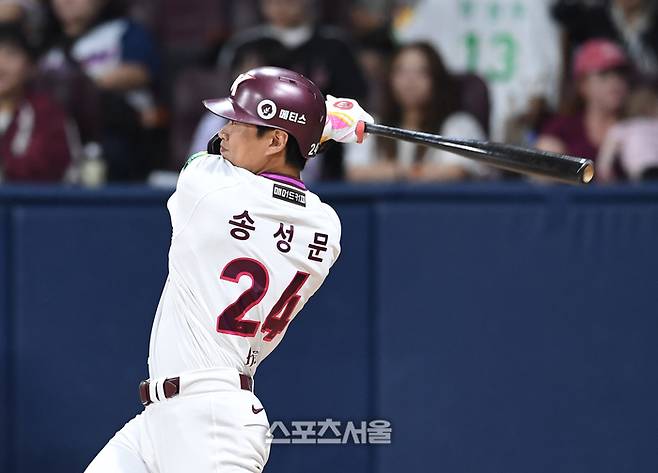 키움 송성문이 9일 고척스카이돔에서 열린 2025 KBO리그 LG와 경기에서 6회말 적시타를 치고 있다. 고척 | 박진업 기자 upandup@sportsseoul.com