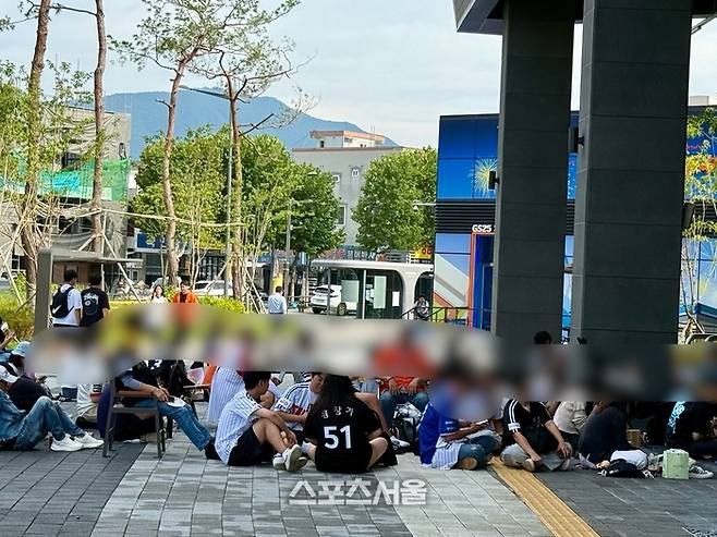 대전 한화생명 볼파크 앞 티켓 창구에 팬들이 앉아 있는 모습. 대전 | 박연준 기자 duswns0628@sportsseoul.com