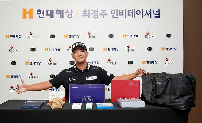 웰컴 구디백을 받은 옥태훈. 사진 | KPGA