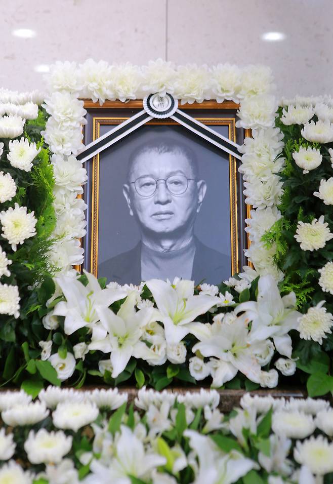 ‘폐 기흉 투병’ 끝에 별세한 코미디언 고(故) 전유성의 빈소가 26일 서울아산병원 장례식장 지하 1층 1호실에 마련돼 있다. 향년 76세.== 사진공동취재단