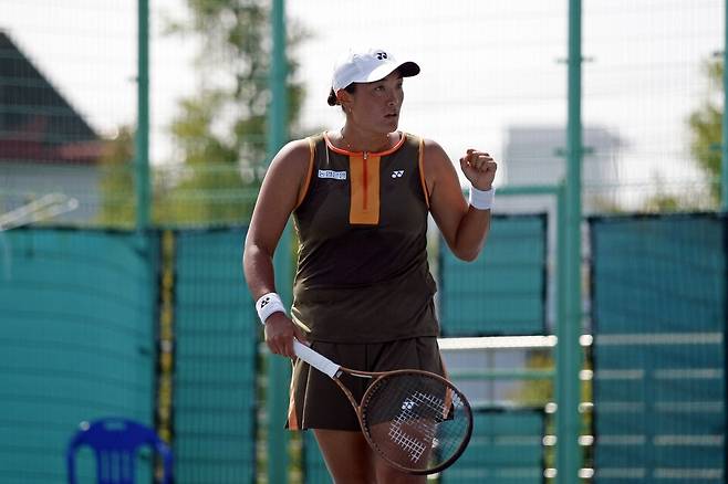 이은혜가 26일 인천에 위치한 열우물 테니스장 코트5에서 열린 '2025 국제테니스연맹(ITF) KMJ 아트갤러리컵 인천 여자국제테니스투어' 단식 8강 경기를 치르고 있다. /사진(인천)=테니스코리아 제공