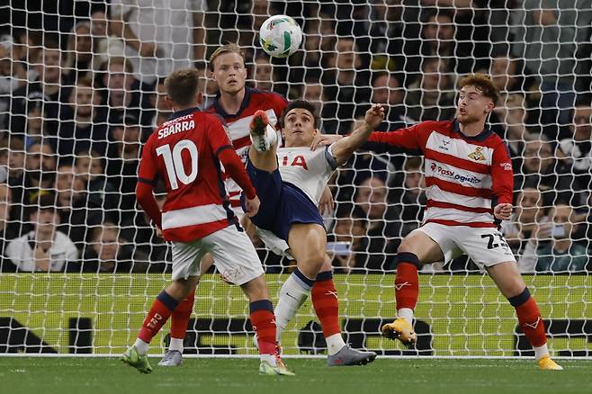 Soccer Football - Carabao Cup - Third Round - Tottenham Hotspur v Doncaster Rovers - Tottenham Hotspur Stadium, London, Britain - September 24, 2025 Tottenham Hotspur's Joao Palhinha scores their first goal Action Images via Reuters/Andrew Couldridge EDITORIAL USE ONLY. NO USE WITH UNAUTHORIZED AUDIO, VIDEO, DATA, FIXTURE LISTS, CLUB/LEAGUE LOGOS OR 'LIVE' SERVICES. ONLINE IN-MATCH USE LIMITED TO 120 IMAGES, NO VIDEO EMULATION. NO USE IN BETTING, GAMES OR SINGLE CLUB/LEAGUE/PLAYER PUBLICATIONS. PLEASE CONTACT YOUR ACCOUNT REPRESENTATIVE FOR FURTHER DETAILS.. <저작권자(c) 연합뉴스, 무단 전재-재배포, AI 학습 및 활용 금지>