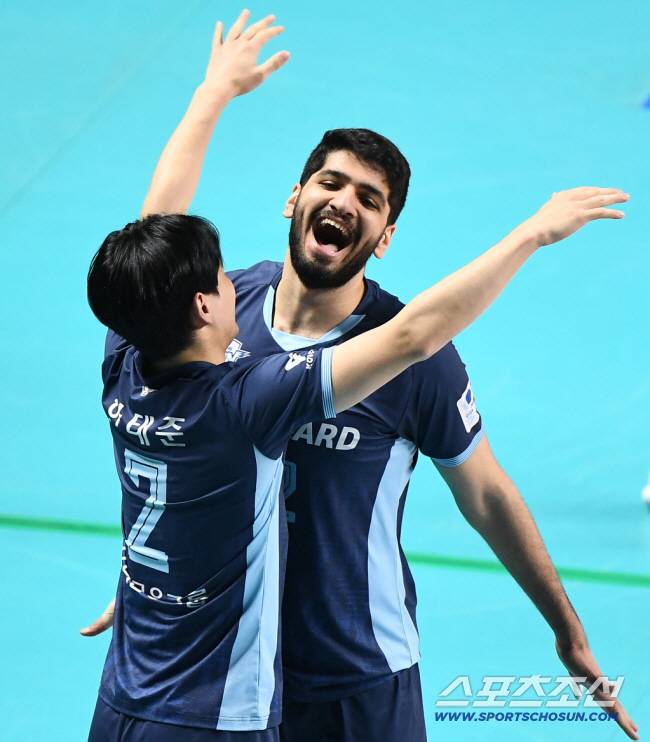 30일 서울 장충체육관에서 열린 우리카드와 OK저축은행의 경기. 우리카드가 세트스코어 3대1로 승리했다. 4세트 막판 알리가 공격을 성공시키며 22-20을 만든 후 환호하고 있다. 장충체=정재근 기자 cjg@sportschosun.com/2025.1.30/