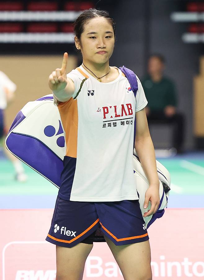 (수원=연합뉴스) 홍기원 기자 = 26일 경기도 수원체육관에서 열린 '2025 수원 빅터 코리아아오픈 배드민턴선수권대회'여자단식 8강 경기에서 안세영이 일본의 미야자키 도모카에 승리한 후 포즈를 취하고 있다. <저작권자(c) 연합뉴스, 무단 전재-재배포, AI 학습 및 활용 금지>