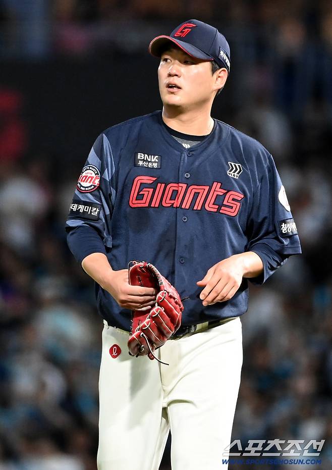 19일 창원NC파크에서 열린 롯데와 NC의 경기, 4회말 롯데 나균안이 마운드를 내려가고 있다. 창원=허상욱 기자wook@sportschosun.com/2025.09.19/