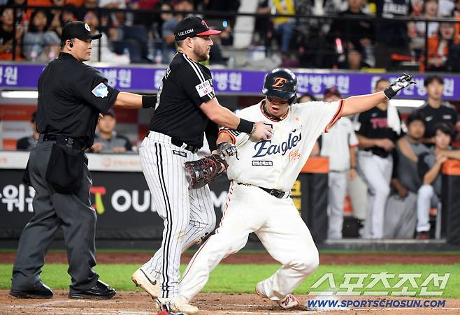 26일 대전 한화생명볼파크에서 열린 한화 이글스와 LG 트윈스의 경기. 7회말 1사 2,3루 한화 하주석 번트 때 런다운에 걸렸던 3루 주자 노시환이 득점에 성공하고 있다. 대전=박재만 기자 pjm@sportschosun.com/2025.09.26/