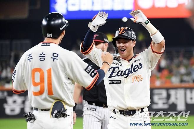 26일 대전 한화생명볼파크에서 열린 한화 이글스와 LG 트윈스의 경기. 7회말 1사 2,3루 한화 이도윤이 적시타를 날린 뒤 환호하고 있다. 대전=박재만 기자 pjm@sportschosun.com/2025.09.26/