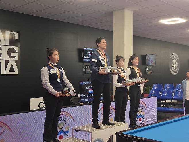 스페인 무르시아에서 25일 오후(현지시각) 열린 세계여자3쿠션선수권 시상식에서 준우승을 차지한 김하은(맨 왼쪽)와 공동 3위 최봄이(왼쪽에서 세 번째)가 시상대에 올랐다. 대한당구연맹 제공