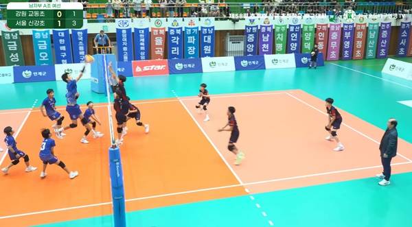 중앙 공격을 펼치고 있는 용지훈. ⓒ유튜브 채널 한국초등배구연맹