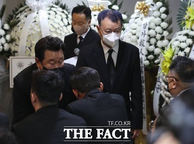 한국 코미디의 초석을 다진 전유성은 방송 현장에 '개그맨'이라는 명칭을 본격적으로 퍼뜨려 전문성과 자긍심을 가진 신세대 웃음꾼들의 위상을 정립한 것으로도 유명하다. 사진은 고 송해의 영결식 당시. /더팩트 DB