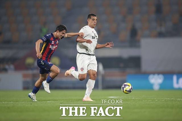 강등권 탈출 경쟁을 벌이는 제주와 수원FC의 경기 장면./K리그