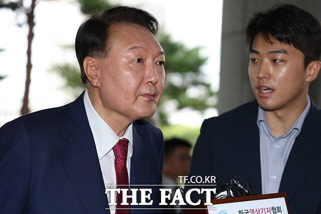 윤석열 전 대통령이 5일 오전 서울 서초구 서울고검 청사에 마련된 '내란 특검' 사무실에 피의자 신분으로 출석하고 있다./배정한 기자