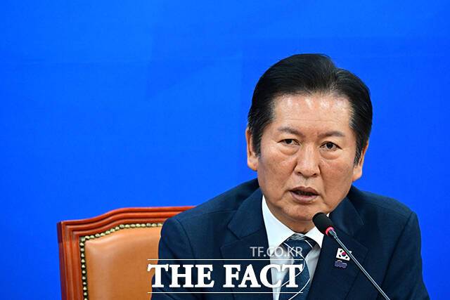 정청래 더불어민주당 대표가 26일 오후 국회에서 열린 당 시도당위원장 연석회의에서 8개월 앞으로 다가온 지방선거 공천을 두고 공정한 경선을 보장하겠다고 밝혔다. /남윤호 기자