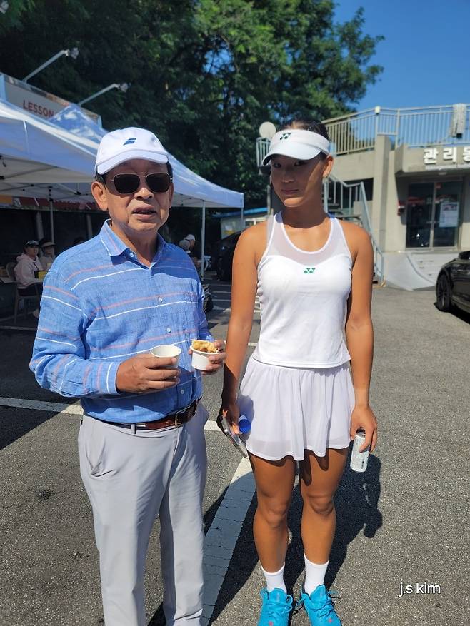 심시연을 격려해 주는 홍순용 장호테니스재단 집행위원장. 사진 김종석