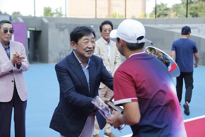 시상식에서 트로피를 전달하는 홍순용 집행위원장