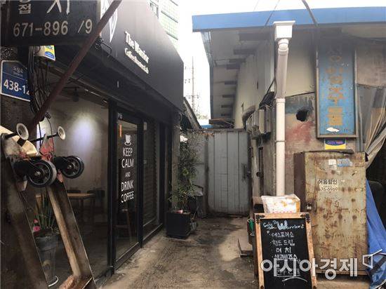 문래동 창작촌 일대 전경. 낡은 철공소 앞에 새로 들어선 카페가 마주하고 있다. 아시아경제DB