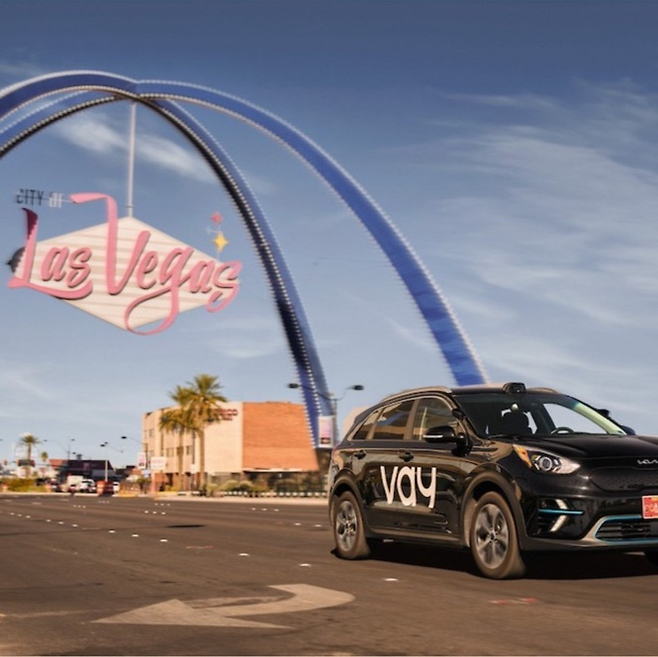 기아 니로가 원격운전으로 운전자에게 배송되고 있다. 독일계 스타트업 베이는 원격운전으로 차량을 배송 회수하는 서비스를 도입했다. 베이