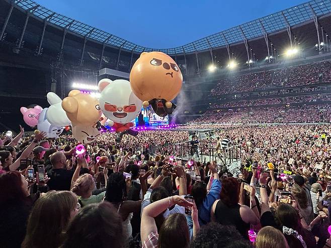 스트레이 키즈는 이번 월드 투어 중 팬들에게 더 가까이 다가가고자 여러 혁신적인 방법을 동원했다