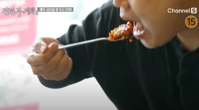 MBN·채널S ‘전현무계획2’가 신세계 정용진 회장이 선택한 닭곰탕과 60년 전통의 무교동 낙지볶음 맛집을 찾아간다. 곽튜브 대신 일일 게스트로 출연한 ‘흑백요리사’ 우승자 나폴리 맛피아는 전현무와 ‘도플갱어’급 성향을 자랑하며 영혼의 단짝 케미를 발산한다. 3억 상금의 사용처와 성공 루틴을 공개해 전현무를 감탄시키는 한편, 매운 낙지볶음 앞에서는 ‘맵찔이’ 면모를 보여 반전 웃음을 선사한다. 방송은 26일 밤 9시 10분이다.