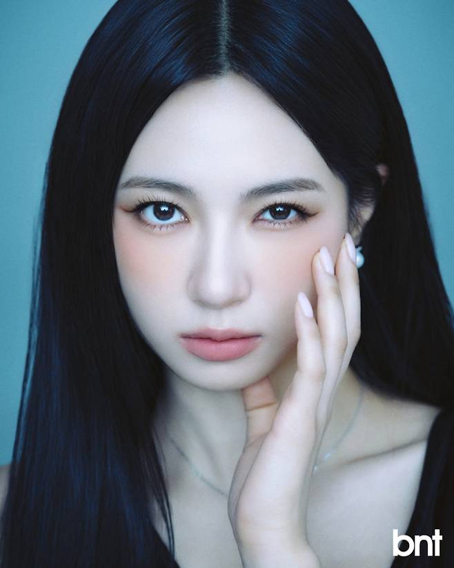 이어링과 네크리스는 제이와이디디엠 제품.