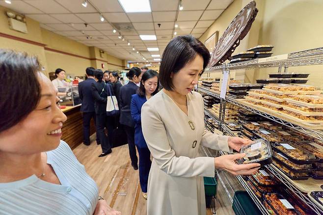 김혜경 여사가 23일(현지 시간) 미국 뉴욕 코리아타운 한 마트를 방문해 김밥을 살펴보고 있다. /뉴시스